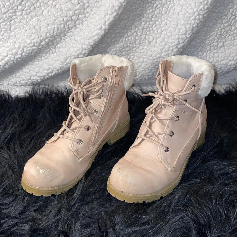 Kids Girls , zip up tie, worn , clean, kind of scratched.
